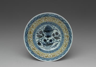 图片[2]-Bowl with lotus pond in overglaze gold decoration and curling leaves in underglaze blue, Ming dynasty, Yongle reign, 1403-1424-China Archive